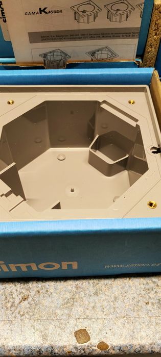 Напольная  влаго защитная розетка Simon ip 66