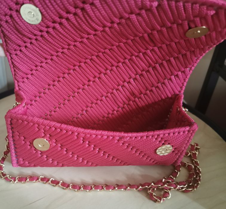 Malinowa kopertówka na kanwie ręcznie robiona