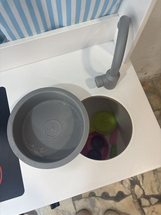 cozinha de madeira com peças de plastico incluidas