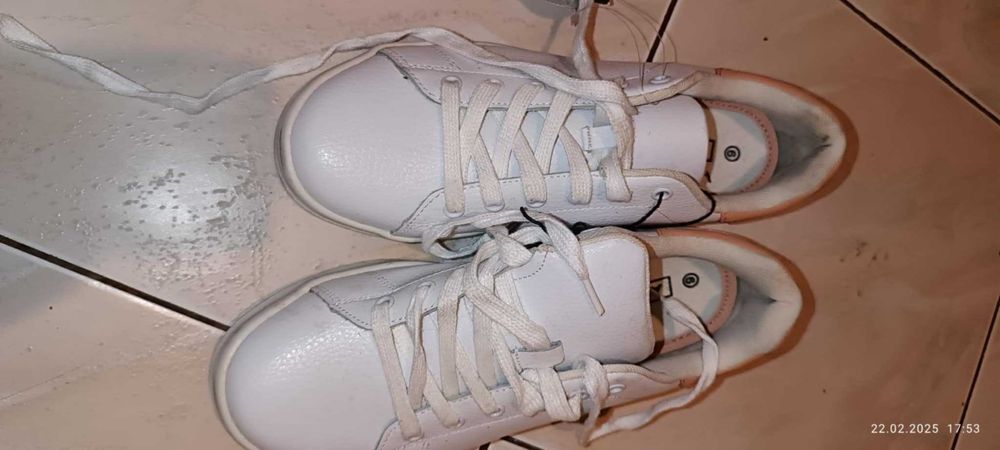 Nowe adidasy Avenue idealne na rozmiar 40 .