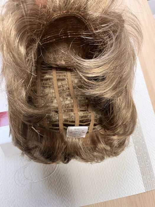 Peruka ciemny blond nowa