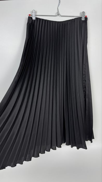 Satynowana czarna plisowana spódnica M Zara