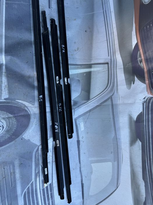 Резинка дверей Tiguan 5N0 молдинг дверний, накладка