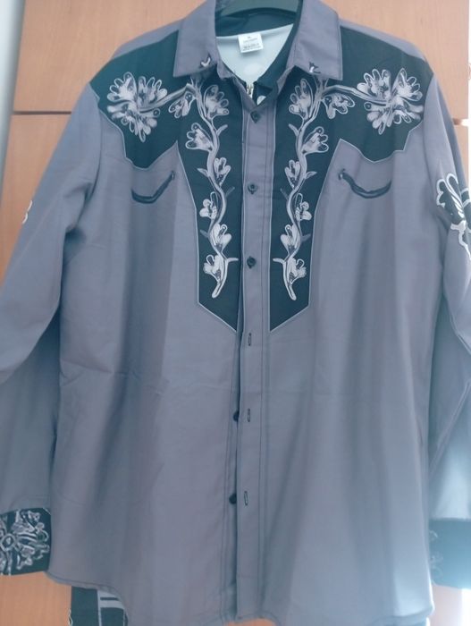 Várias camisas xl e L  tenho algumas a partir de 5€