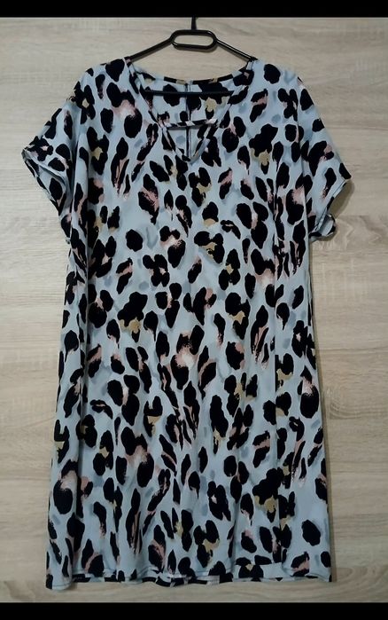 Sukienka z ozdobnym paskiem przy dekolcie rozm XL/XXL 42/44