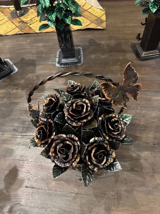 Ковані квіти
Для пам’яті близьких.Ручна робота, 
Достав