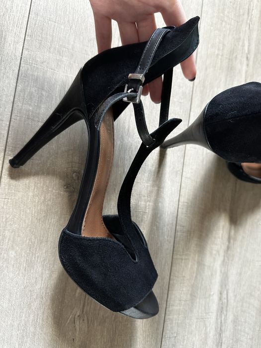 Damskie czarne buty na obcasie marki RAGE AGE