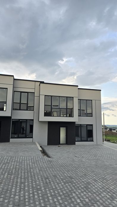 Продається крайній таунхаус 5 км від майдану.