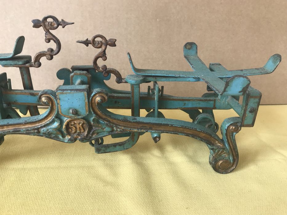 Stara żeliwna zabytkowa waga szalkowa