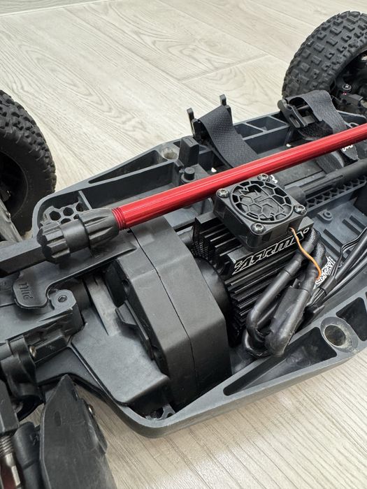 Машинка на радиоуправлении Arrma 1/8 MOJAVE 4S 4X4