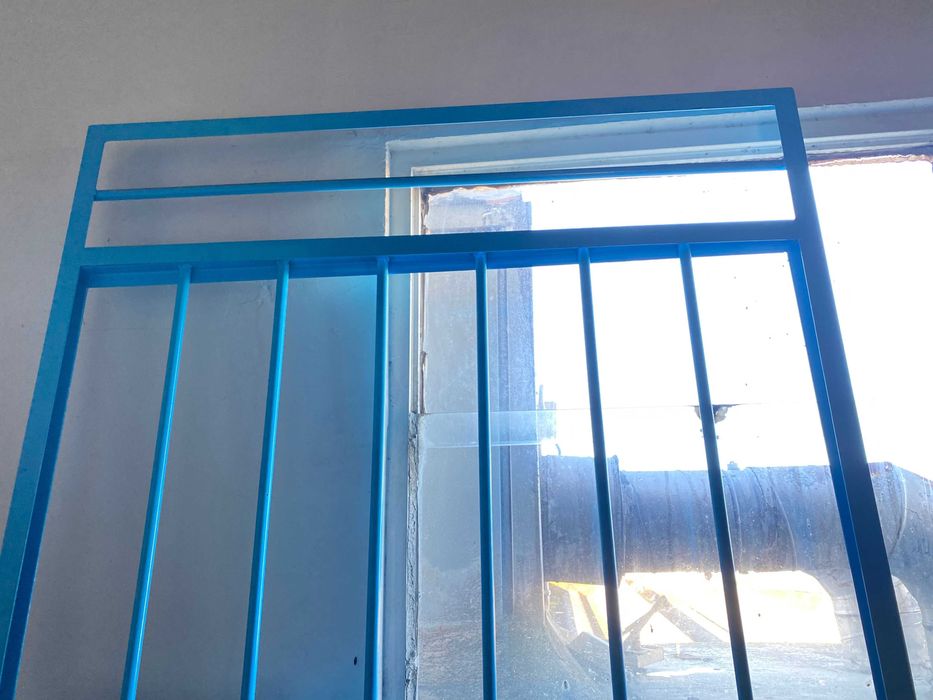 Portão de ferro com dobradiças