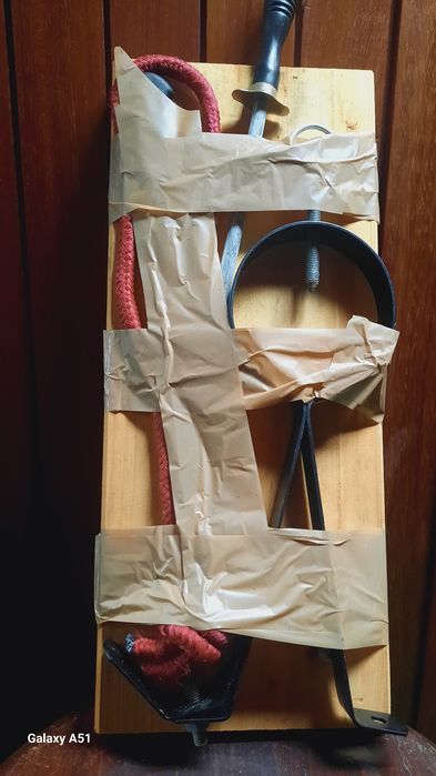Suporte completo para um presunto inteiro.
