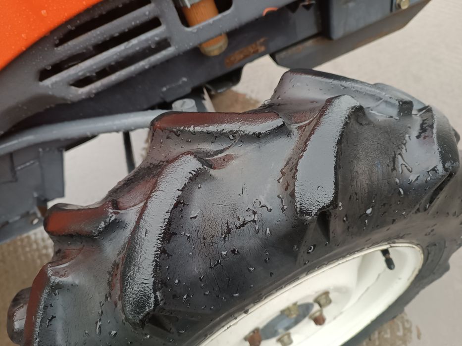 Японський мінітрактор . Трактор Кубота.