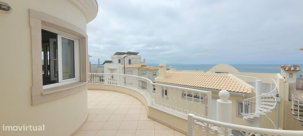 Moradia T5 com garagem e vistas de mar