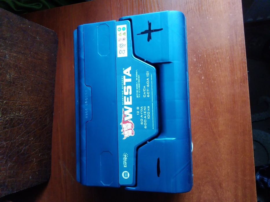 Зовсім новий автомобільний акумулятор