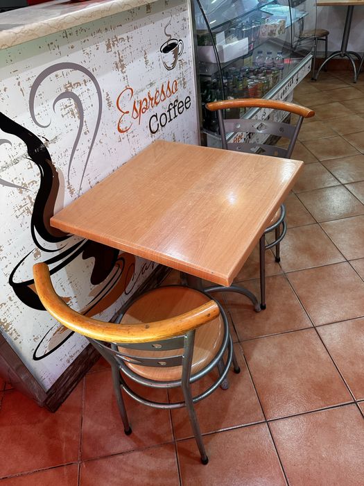 Conjunto de Mesas e Cadeiras