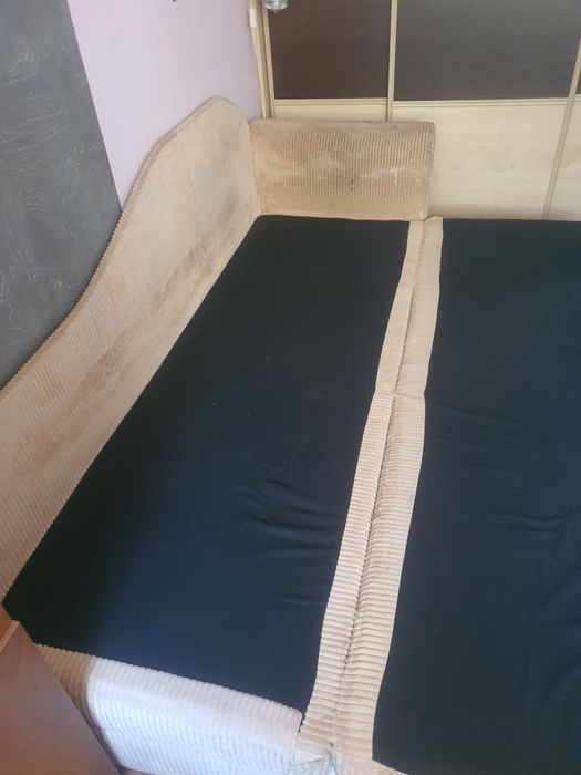 Kanapa-sofa z funkcją spania i metalowym stelażem