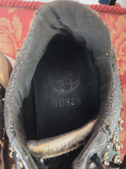 Ténis compensados Guess com tachas