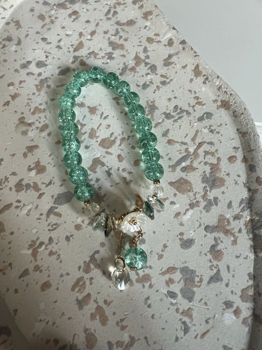 Bransoletka z bialym kwiatem i zawieszką