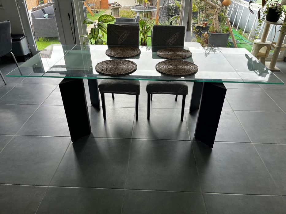 Mesa vidro  de jantar+4cadeiras  ,1,60m/1,90/2,20. X0,90m