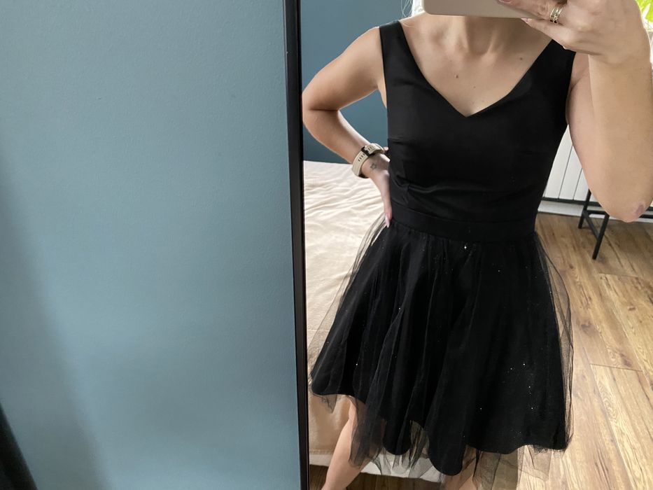 Czarna sukienka z brokatowym tiulem