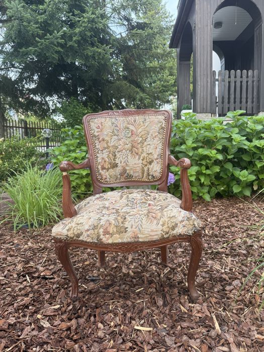 Stylowy stary fotel ludwikowski do renowacji