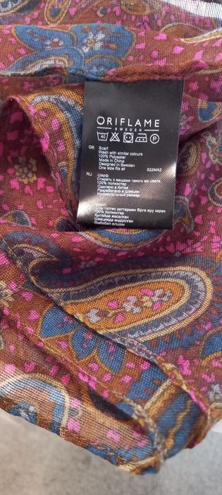 Echarpe Oriflame tons castanhos, azuis e fúcsia