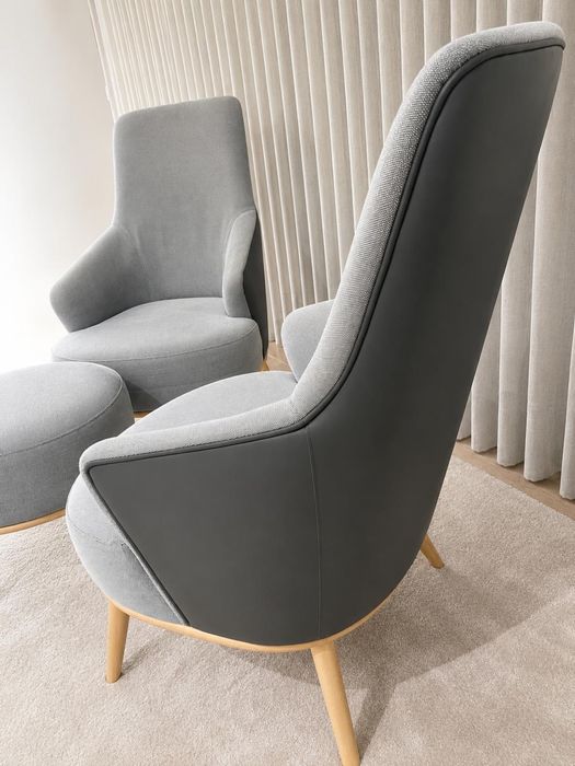 Conjunto de dois cadeirões design  moderno com apoio de pés