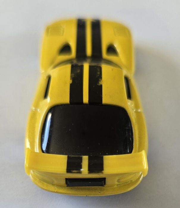 Dodge Viper GT2 amarelo com listras pretas - Maisto - 7cms