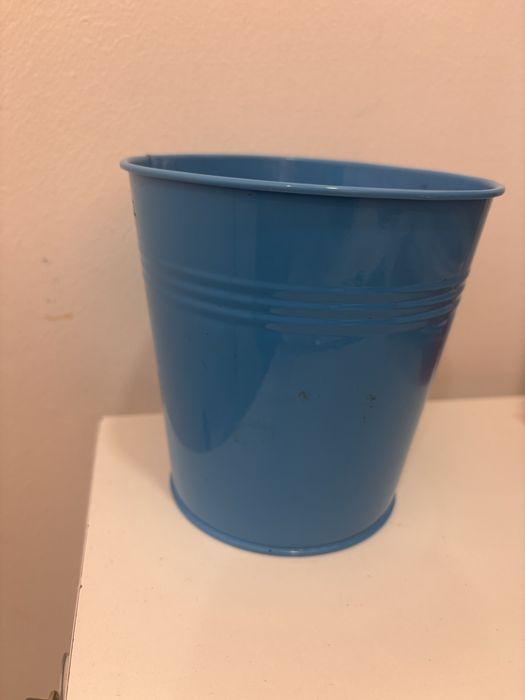 Vasos de metal verde e azul
