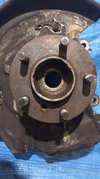 Ступіца кулак поворотний цапфа ліва  Land ROVER RANGE ROVER  L322