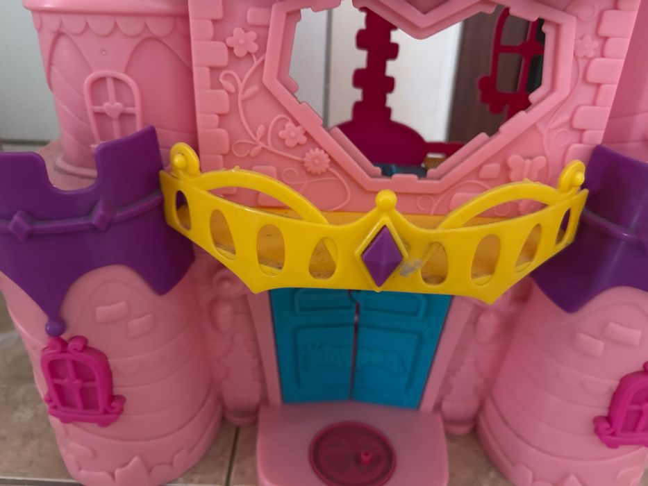 Castelo rosa e multicolorido princesas pin y pon