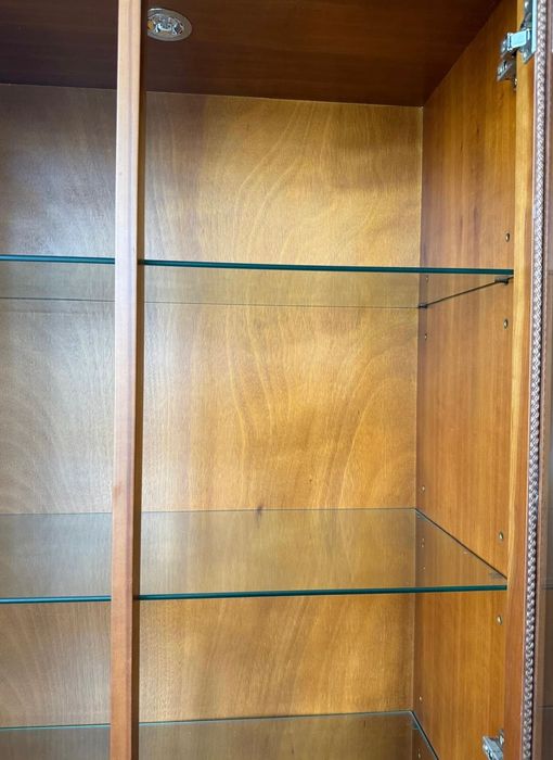 Cristaleira em madeira de cerejeira maciça