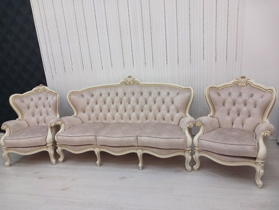 Класичні мягкі меблі