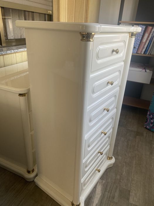 Móveis de quarto brancos (cómoda, mesa cabeceira, sofa e camiseiro)