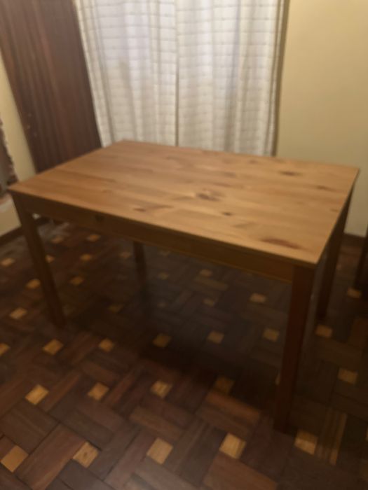 Mesa em madeira do ikea em bom estado  1.18 comprimento e 75cm largura e altura
