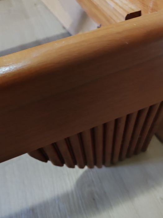 Cama de casal e mesa de cabeceira em