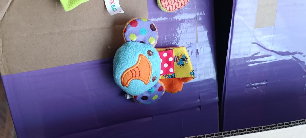 Meias e  bracelete bebê brincar