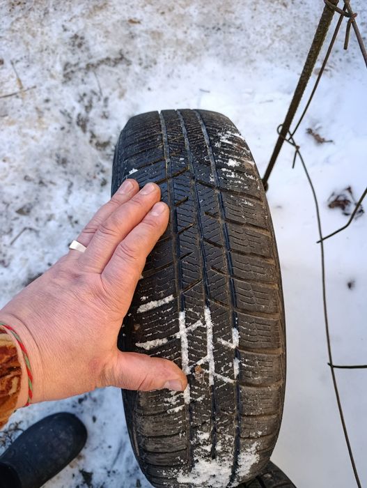 Продам зимову гуму на титанах 155-65 R14 .