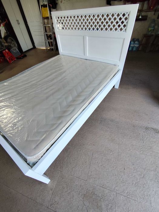 Cama em madeira maciça com espelho