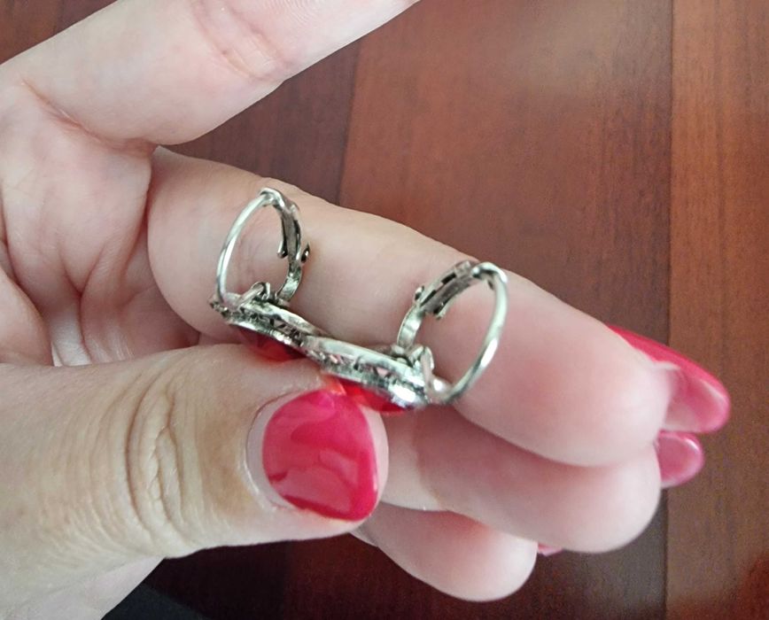 Brincos pequenos cinzentos/ prateados e vermelhos