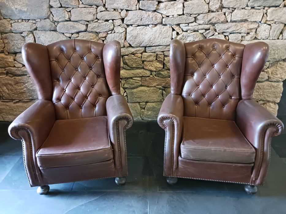 Duas poltronas clássicas em couro