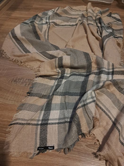 Ciepły szalik pudrowy róż w szarą kratkę. Sinsay