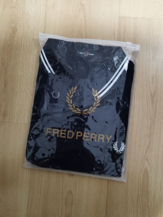 Pólo Fred Perry preto com listas brancas