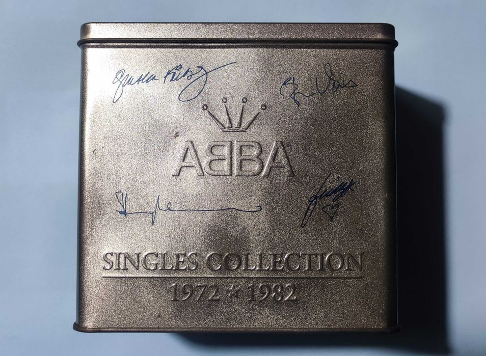 Caixa de lata com 28 CD's singles dos ABBA