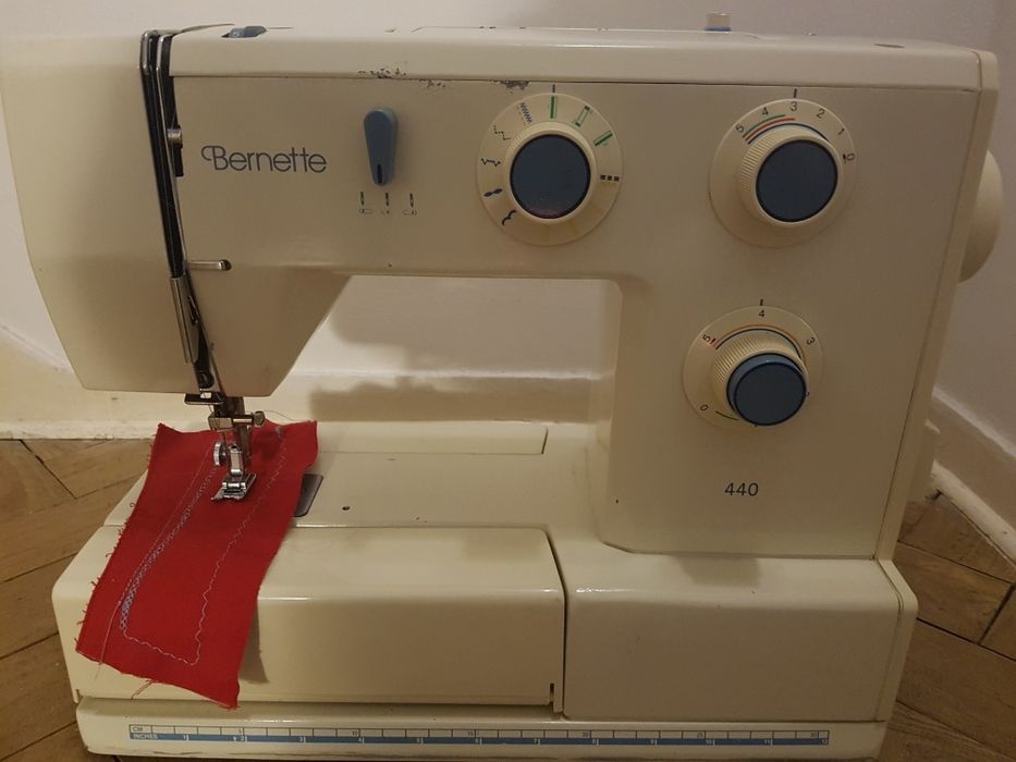 Máquina de costura marca BERNETTE