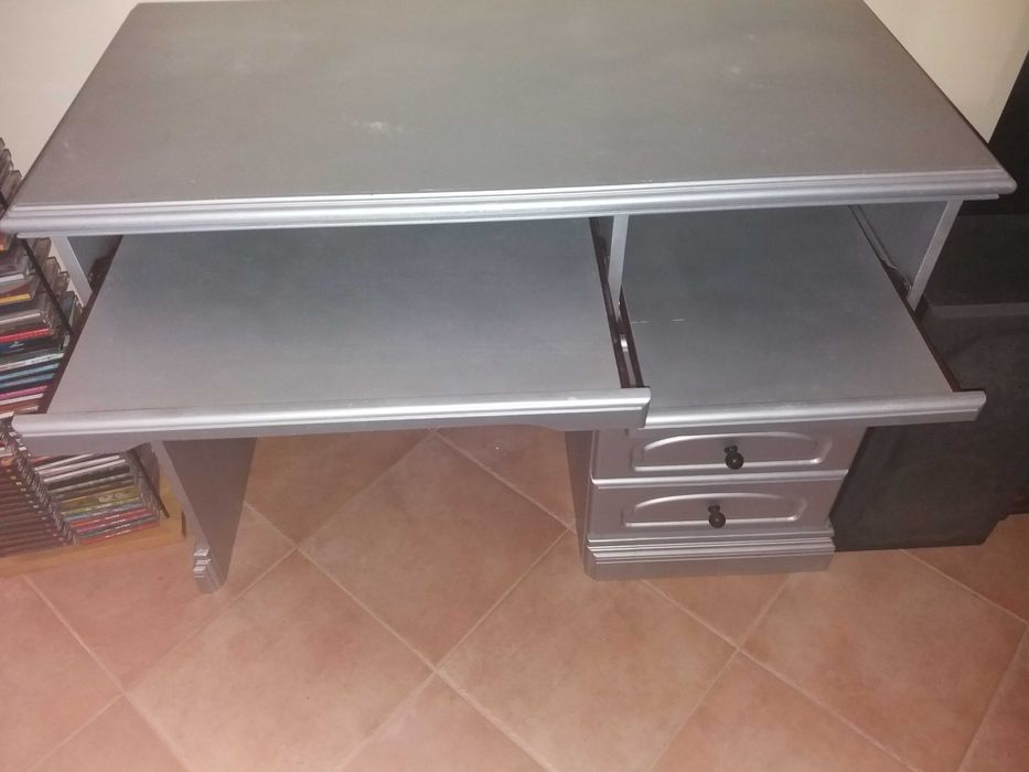 Escrivaninha/secretária e mesa cabeceira em mogno, pintadas prateado