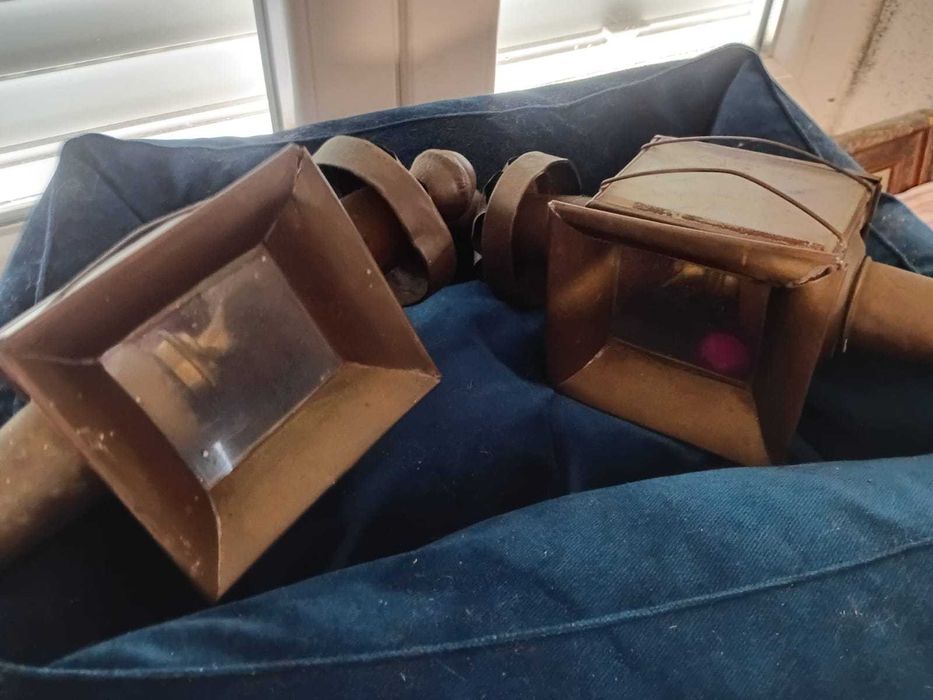 Par de antigas lâmpadas de carruagem em cobre