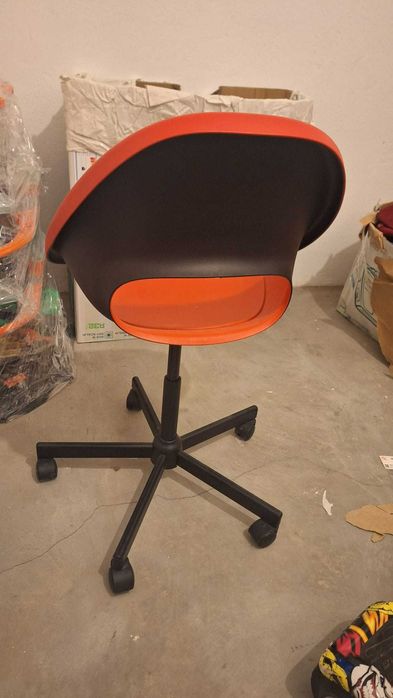 Cadeira de secretária vermelha