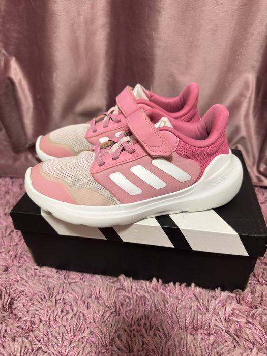 Оригінальні кросівки adidas в чудовому стані